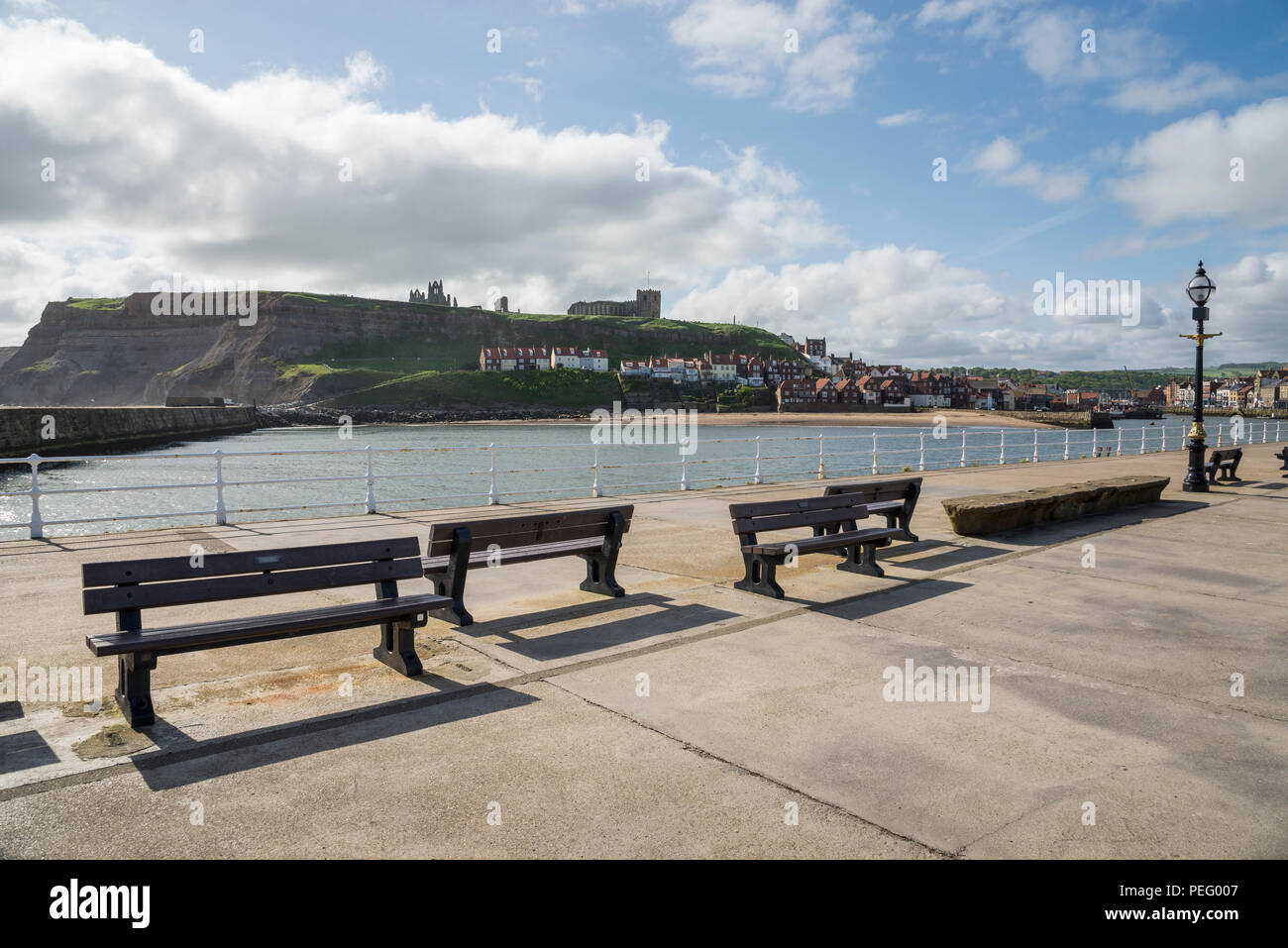 Vista dal Molo Ovest all'entrata del porto di Whitby, North Yorkshire, Inghilterra. Foto Stock