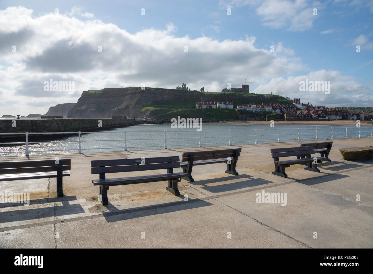 Vista dal Molo Ovest all'entrata del porto di Whitby, North Yorkshire, Inghilterra. Foto Stock