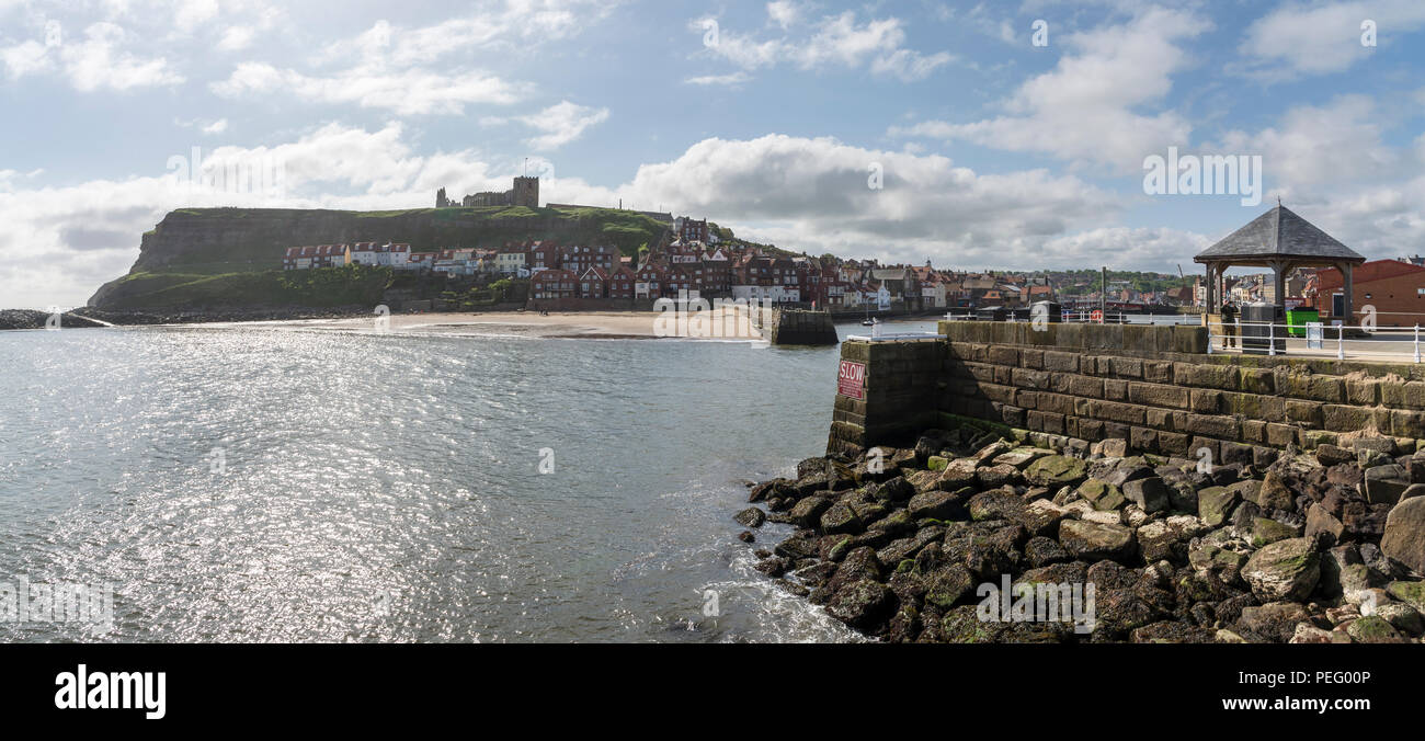 Vista dal Molo Ovest all'entrata del porto di Whitby, North Yorkshire, Inghilterra. Foto Stock