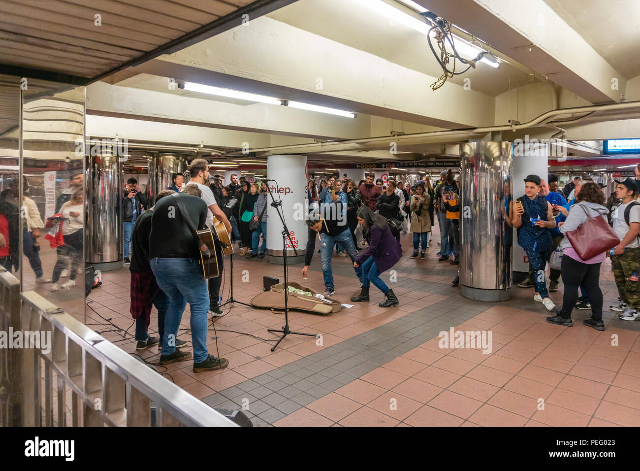 I cantanti di eseguire in una stazione della metropolitana di New York City Foto Stock