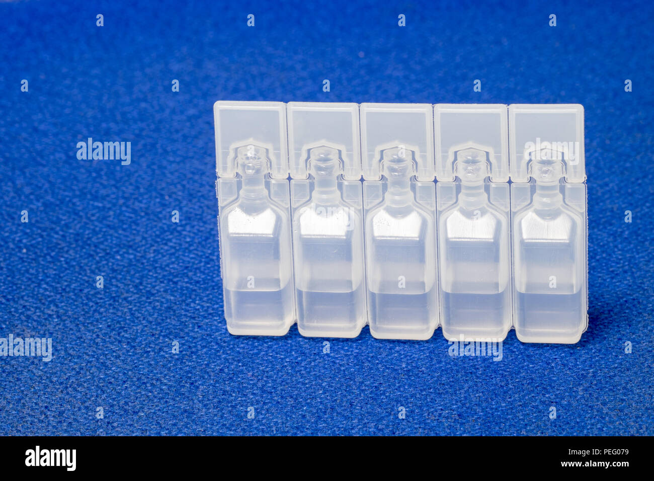 La soluzione IV la bottiglia di plastica ampolla sul tessuto blu superficie  Foto stock - Alamy
