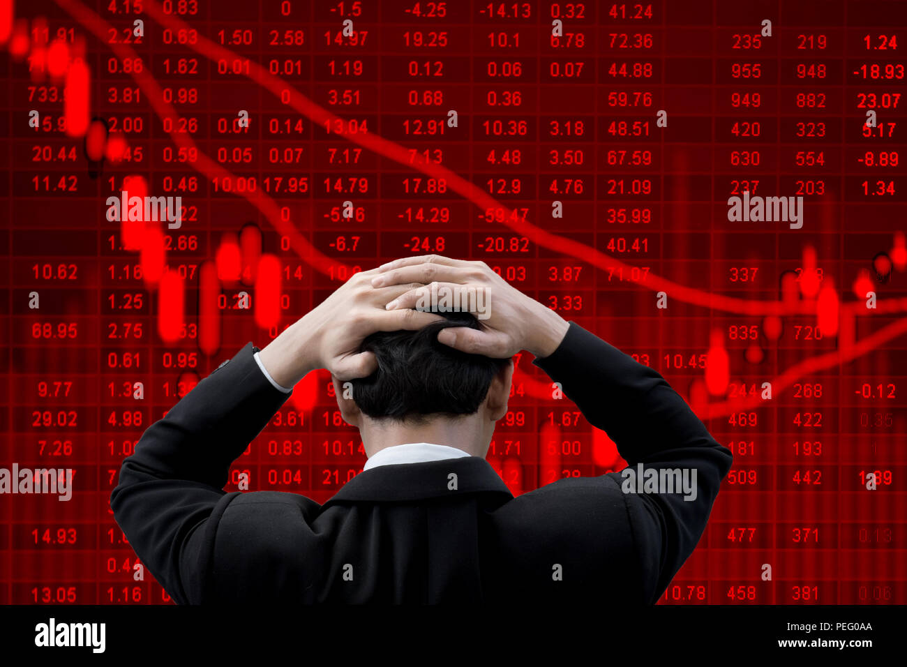 Imprenditore mettere le mani sulla sua testa sentirsi nervosi e ansiosi circa bad business. Red declino economico e il mercato azionario grafico in background. Foto Stock