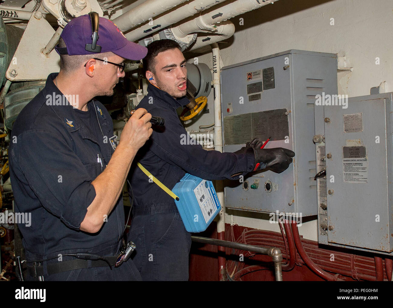 150813-N-ZY039-052 GOLFO ARABICO (Agosto 13, 2015) -Da elettricista, Mate 3° di classe Anthony Delikat, da Dexter, Ga., apre una scatola di fusibili durante un trapano di ingegneria a bordo guidato-missili cruiser USS Normandia (CG 60). La Normandia è distribuito negli Stati Uniti Quinta Flotta area di operazioni come parte di Theodore Roosevelt Carrier Strike gruppo supporto di funzionamento inerenti risolvere, colpire le operazioni in Iraq e Siria come diretto, conducendo le operazioni di sicurezza marittima e di protezione del teatro le iniziative di cooperazione nella regione. (U.S. Foto di Marina di Massa lo specialista di comunicazione di terza classe Justin R. DiNiro/ rilasciato) Foto Stock