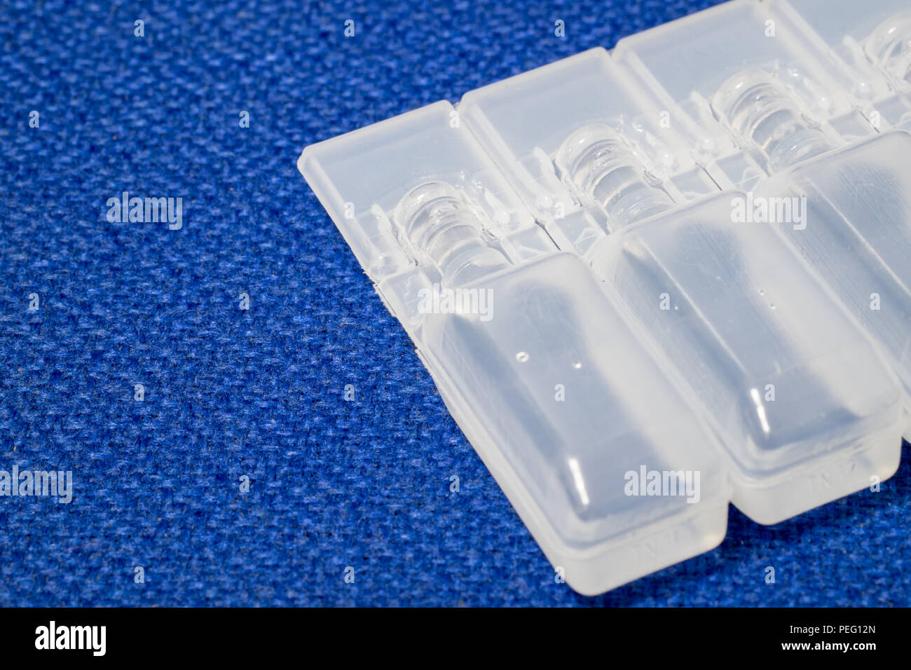 La soluzione IV la bottiglia di plastica ampolla sul tessuto blu superficie  Foto stock - Alamy