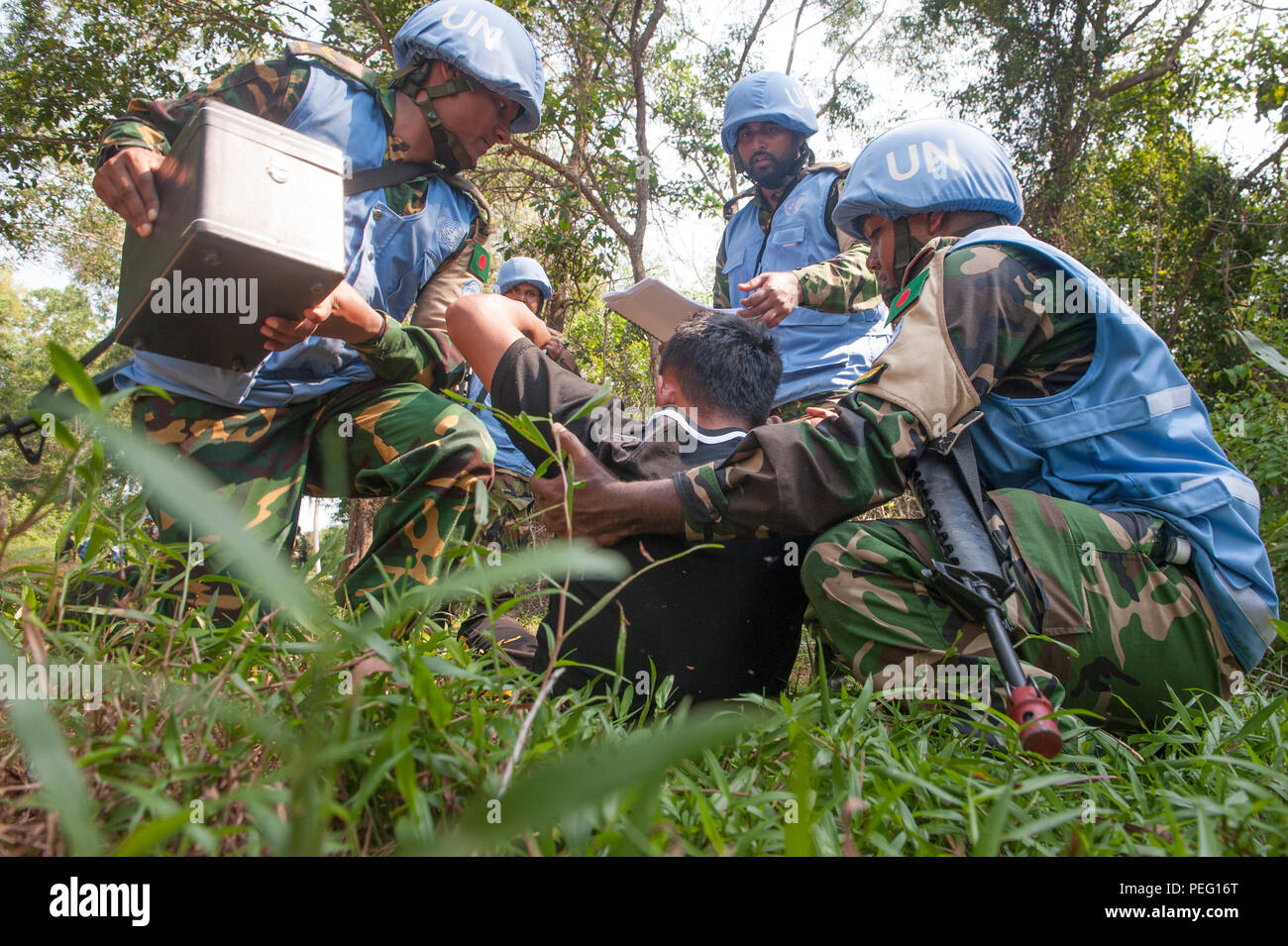 Bangladesh soldati dell esercito di fornire cure mediche per la simulazione di una vittima durante una pattuglia smontati come parte di esercizio Keris Aman 2015, Agosto 18, in Port Dickson, Malaysia. I soldati avevano il compito di scoraggiare la violenza e raccogliere informazioni nell'area locale come parte della pattuglia smontata la formazione lane. Keris Aman è una multinazionale di evento di formazione co-ospitato dalla malese delle Forze Armate e DEGLI STATI UNITI Pacifico Comando con i rappresentanti di 29 nazioni partecipanti. (U.S. Air Force photo by Staff Sgt. Christopher Hubenthal) Foto Stock