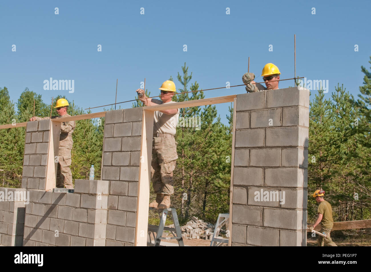 Gli ingegneri dell'esercito degli Stati Uniti della 500th Engineer Company assemblano apparecchi sulle pareti in un campo di demolizione vicino a Tapa, Estonia, durante l'operazione Atlantic Resolve. La formazione sviluppa competenze pratiche di ingegneria e costruzione, migliora la competenza operativa e dimostra l'impegno degli Stati Uniti nei confronti degli alleati della NATO. Il progetto promuove inoltre la cooperazione multinazionale e rafforza la disponibilità del personale. Foto Stock