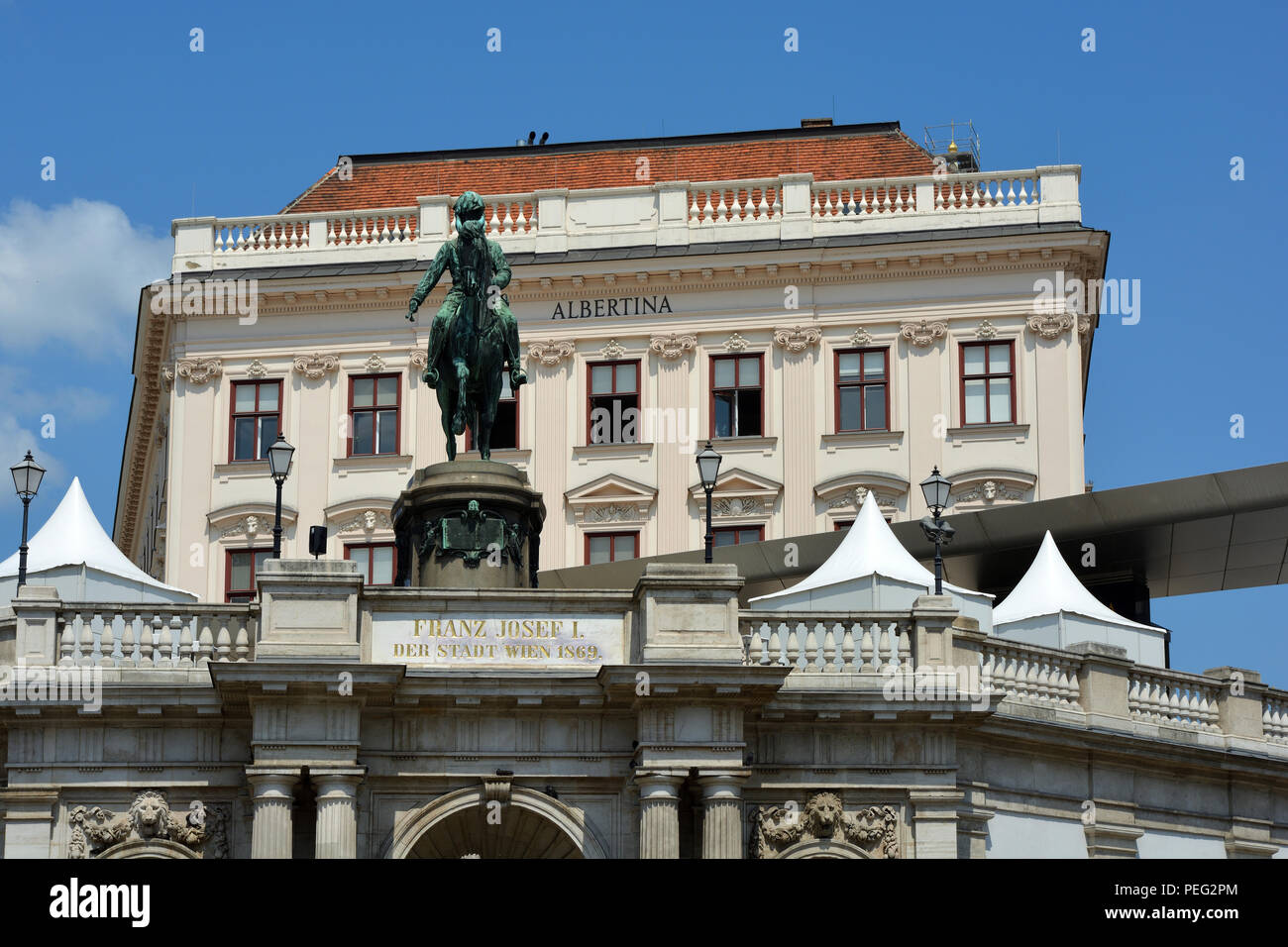 Il Museo Albertina Graphic Art in Vienna con statua equestre di Arciduca Albrecht - Austria. Foto Stock