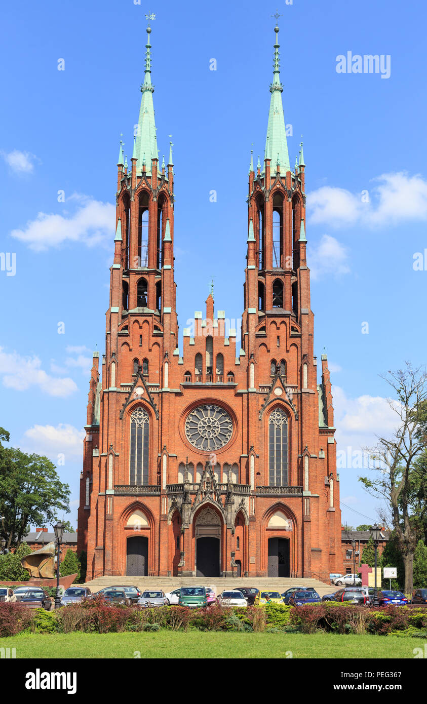 La Chiesa cattolica in Zyrardow, Polonia. Fu costruito tra il 1900-1903 in stile neo-gotico progettato da Giuseppe Pio Dziekonski sulla piazza principale di Zyrardow Foto Stock