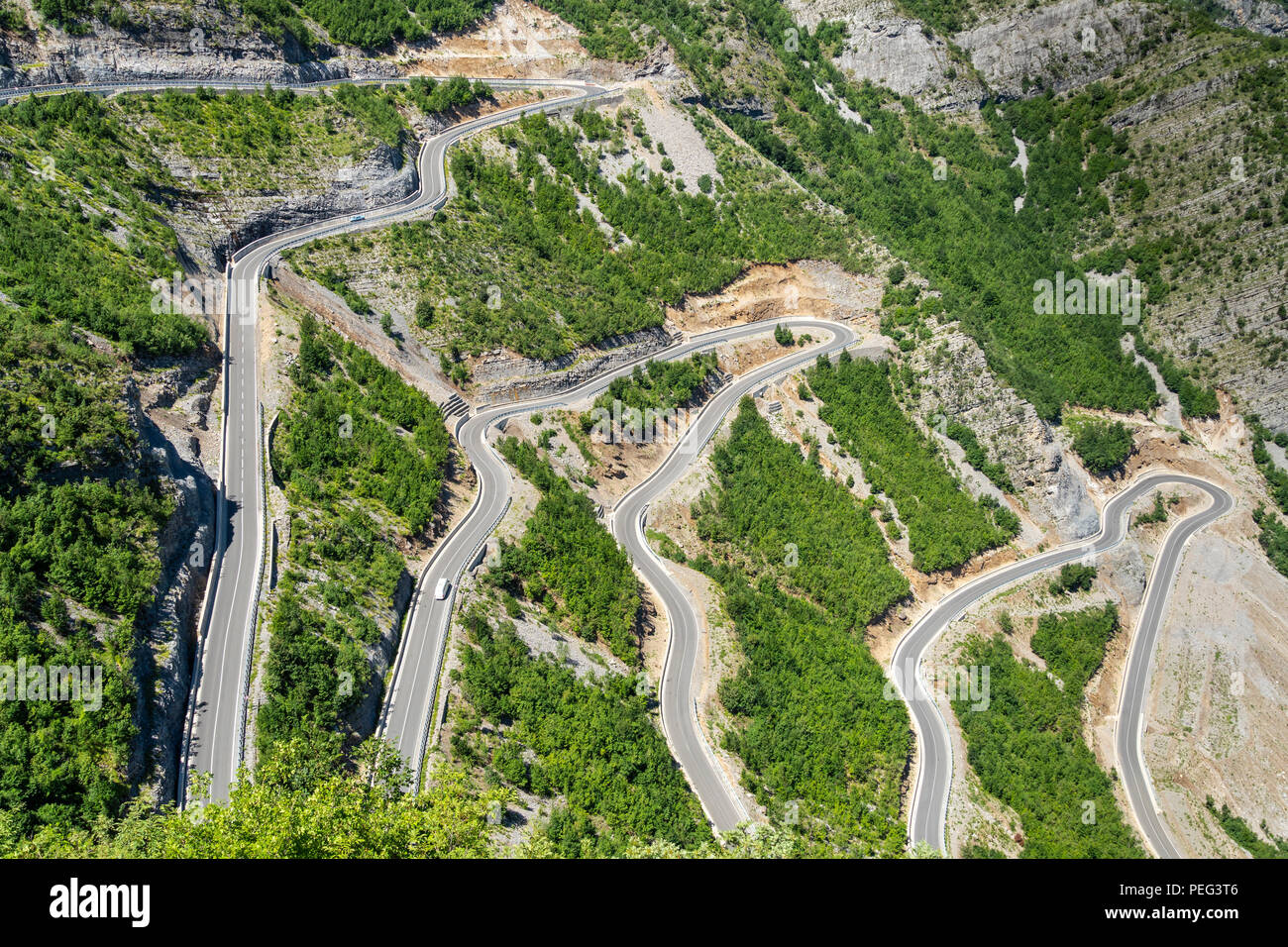 La Serpentina Rrapshe sulla SH 20 strada tra Rrapshe e Grabom nella valle di Cem, Kelmend nell'Albania settentrionale, appena sotto il confine con Montine Foto Stock