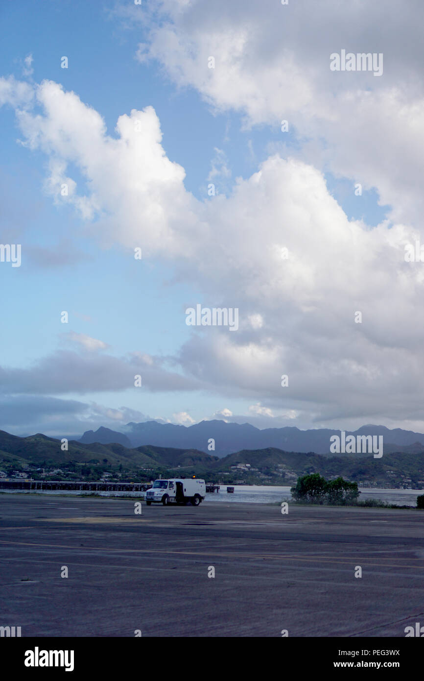 Il personale civile con la Marine Corps Air Station Kaneohe Bay prevenire danni di oggetti estranei al velivolo per la pulizia della pista utilizzando una motospazzatrice carrello e un FOD Boss attacco di spazzamento, Agosto 18, 2015. I detriti sulla pista che possono causare danni ai motori di aerei e pneumatici nonché altri rischi per la sicurezza. Il personale civile e militare con gli ICM K-Bay a condividere la missione di tutti Marine Corps base Hawaii: per fornire strutture, programmi e servizi a diretto sostegno delle unità, gli individui e le famiglie al fine di migliorare e sostenere la lotta contro la disponibilità per tutte le forze di azionamento e il locatario alle organizzazioni un Foto Stock