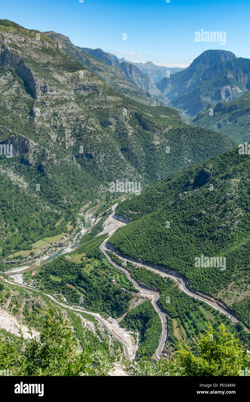 Guardando verso il basso sulla Cem River Valley e SH 20 road a Grabom, Kelmend nell'Albania settentrionale, appena sotto il confine con Montinegro. L'Albania. Foto Stock