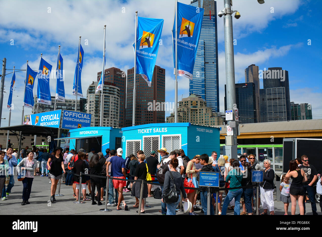 Persone allineando per acquistare i biglietti degli Australian Open a Federation Square, Melbourne, Australia Foto Stock