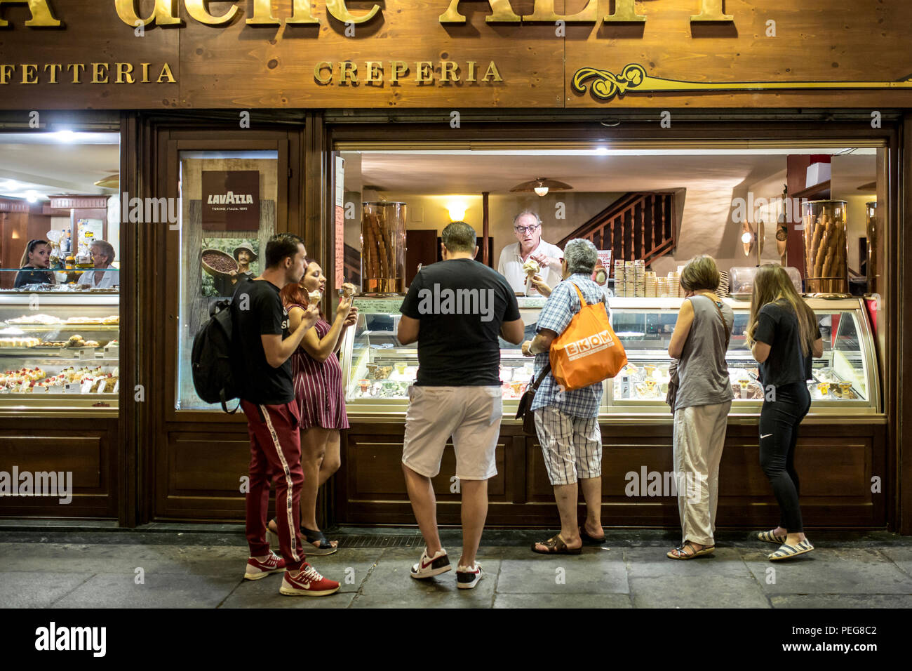 Torino, Italia - 10 agosto 2018: gruppo di persone ad acquistare e assaggiare i tradizionali gelato italiano a Torino, Italia. Foto Stock