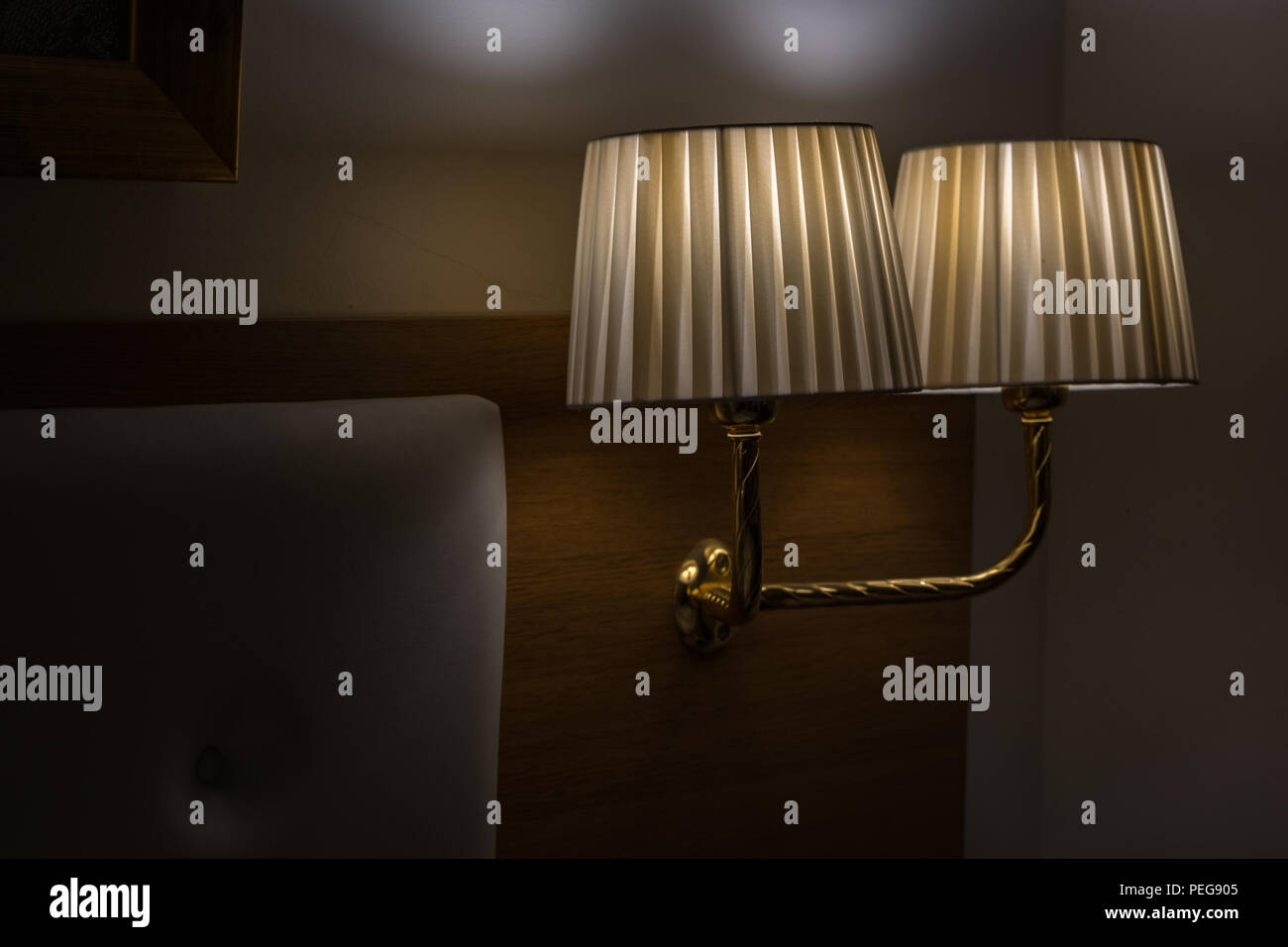 Lampade in una stanza di un hotel Foto Stock