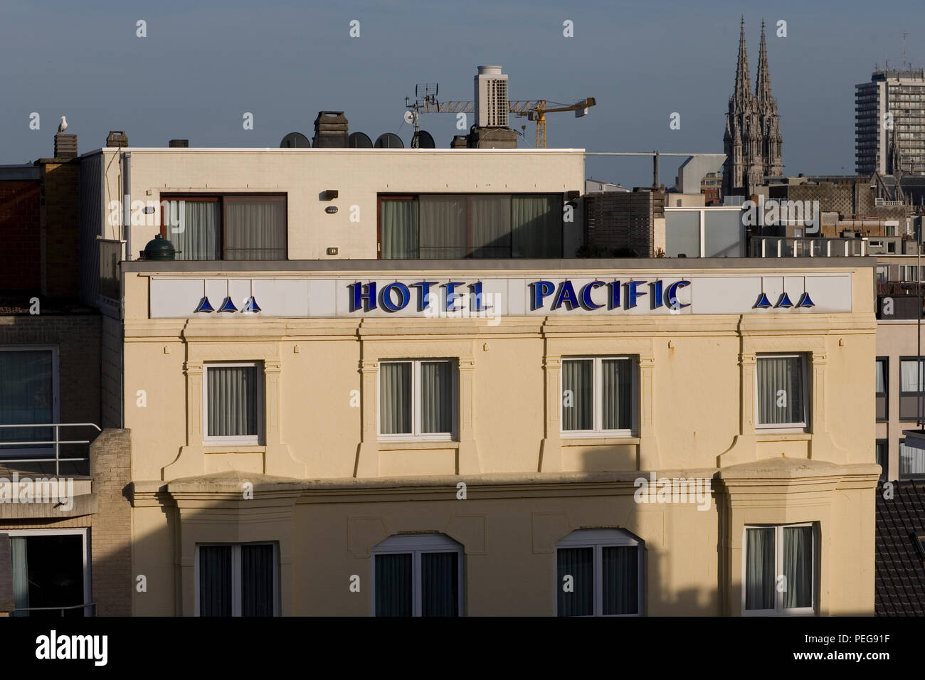 Top Hotel Pacific vista dal balcone della camera al piano attico di un hotel nelle vicinanze Foto Stock