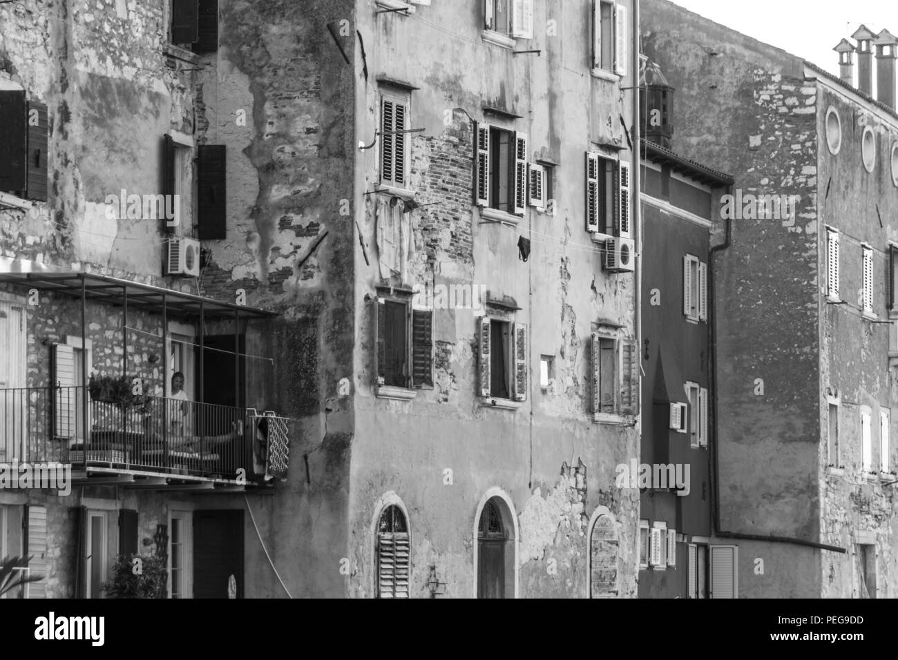 Rovigno Croazia - Luglio 24, 2018: Vista di vecchie case della città vecchia di Rovigno direttamente al mare, Croazia. Foto Stock