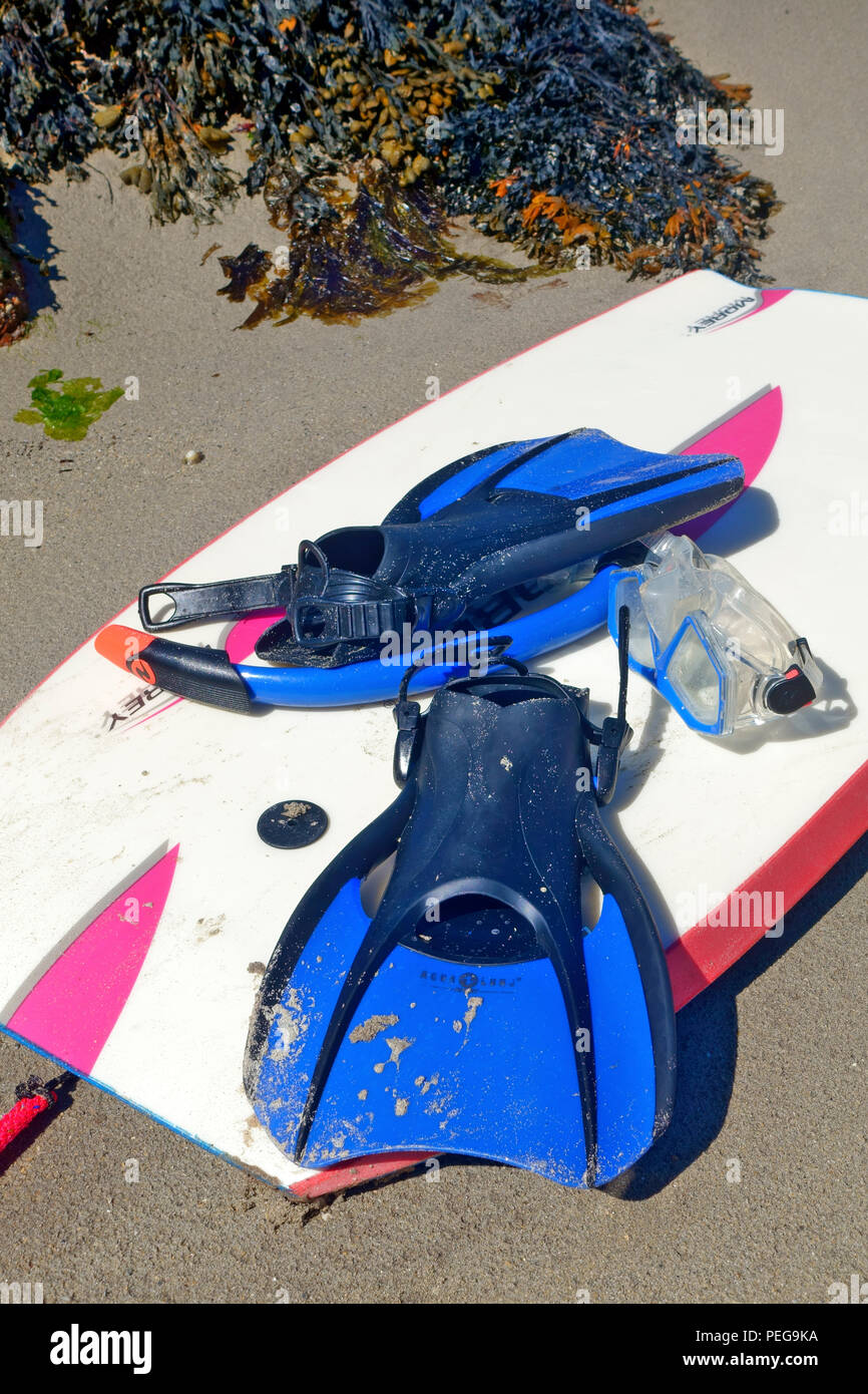 Snorkel, maschera e pinne giacente su un bodyboard su una spiaggia di Isola di Mull, Scozia Foto Stock