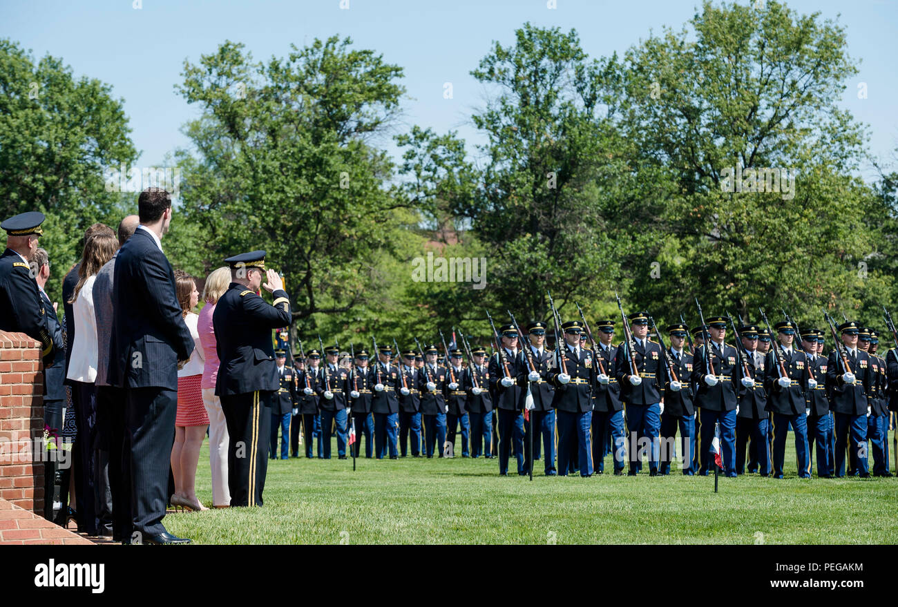 Il generale Mark A. Milley, 39° Capo di Stato maggiore dell'esercito, fece un saluto durante la cerimonia del cambio di responsabilità dell'esercito degli Stati Uniti a Summerall Field, Fort Myer, Virginia, il 14 agosto 2015. Il generale Raymond T. Odierno rinunciò al comando. La cerimonia includeva onori militari formali, partecipazione della leadership dell'esercito, soldati e funzionari, riconoscendo la transizione della leadership all'interno dell'esercito e sottolineando i ruoli e le responsabilità della posizione di Capo di Stato maggiore. Foto Stock