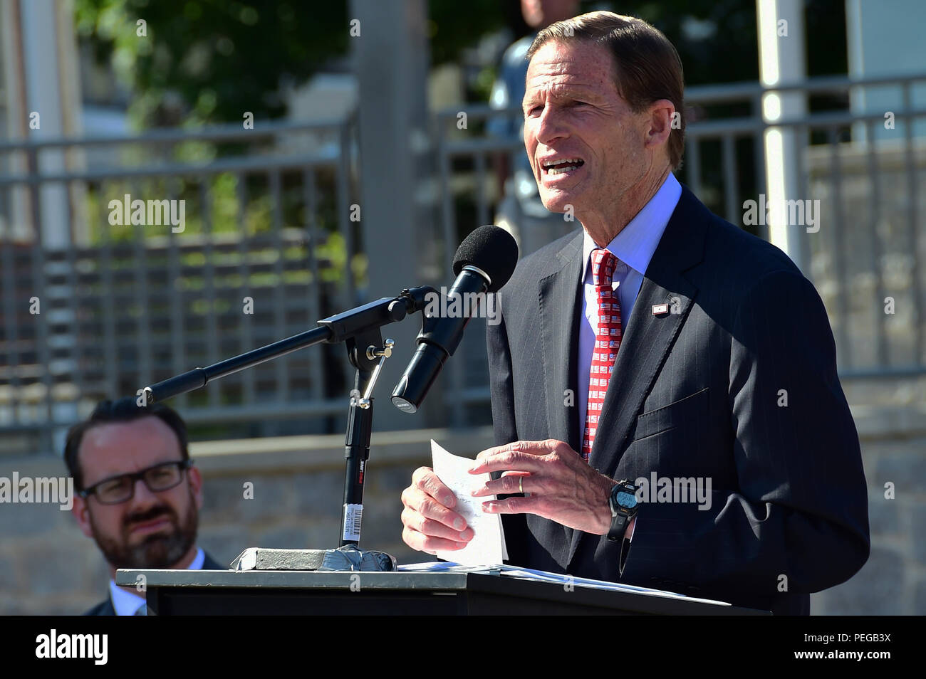 Il senatore Richard Blumenthal di Connecticut partecipa a un evento che celebra la città di New London diventando un 'Coast Guard City", New London, Connecticut, 14 agosto 2015. Blumenthal ha lodato gli uomini e le donne della Guardia Costiera per il loro servizio alla nazione e ha messo in evidenza il forte legame tra la città e il servizio. (Coast Guard foto di Sottufficiali di terza classe Lisa Ferdinando). Foto Stock