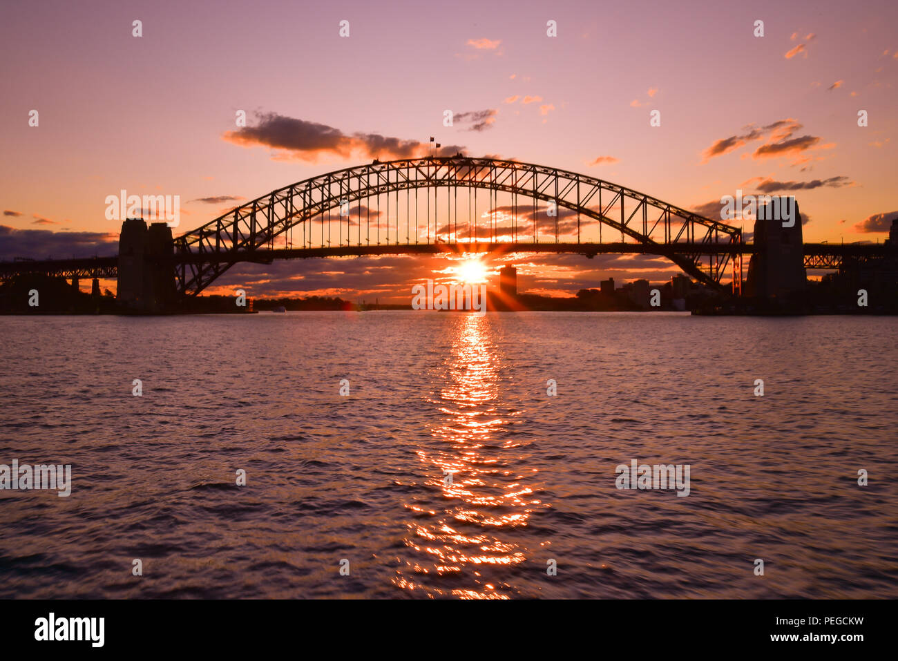 Silhouette del Ponte del Porto di Sydney al Tramonto Foto Stock