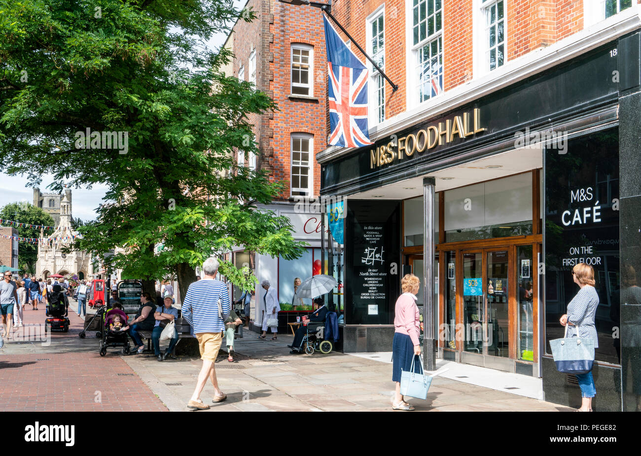 La Marks & Spencer Food Hall, mens' fashion store e caffetteria in East Street, Chichester, West Sussex, un classico British high street business. Foto Stock