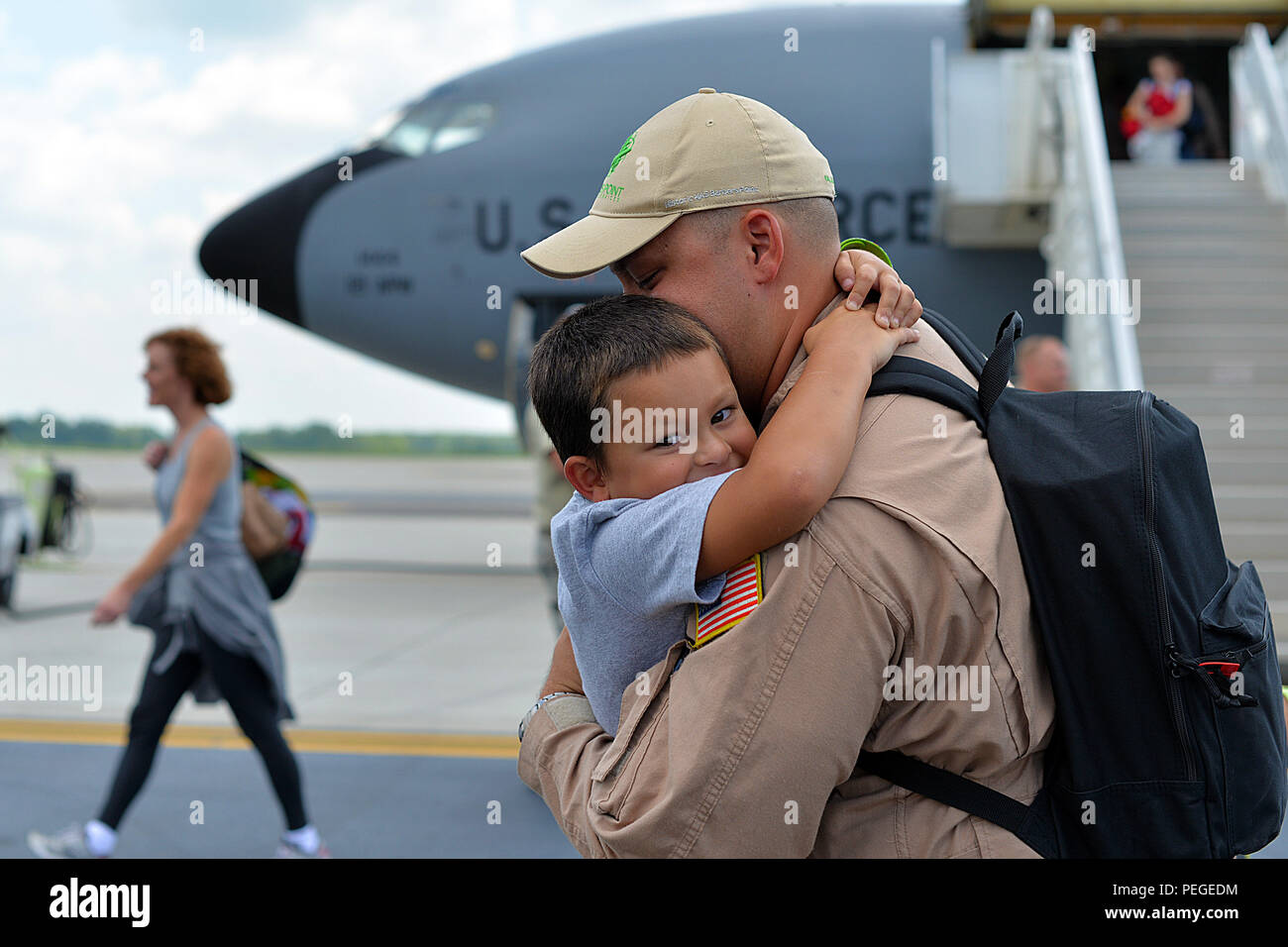 Stati Uniti Air Force Staff Sgt. Van Daranikone, 121 Air Refuelling Wing boom operatore, abbraccia il suo figlio all'arrivo a casa da una distribuzione di Al Udeid Air Base, Qatar, 11 Agosto, 2015, a Rickenbacker Air National Guard Base, Ohio.(STATI UNITI Air National Guard foto di Master Sgt. Ralph Branson/rilasciato) Foto Stock