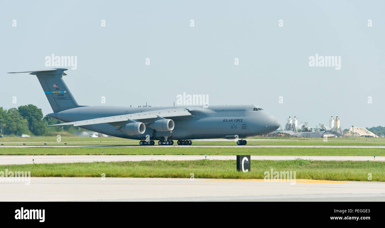 Una C-5M Super Galaxy inizia a ruotare e il decollo il Agosto 17, 2015, alla Dover Air Force Base, Del. diciotto C-5MS vengono assegnati a Dover AFB e includono oltre 70 aggiornamenti, compresi quattro General Electric Aviation F-138 motori, un modernizzato cockpit digitale, comunicazioni, funzioni avanzate di navigazione e delle attrezzature di sicurezza e di un tempo di volo del sistema di controllo. (U.S. Air Force foto/Roland Balik) Foto Stock