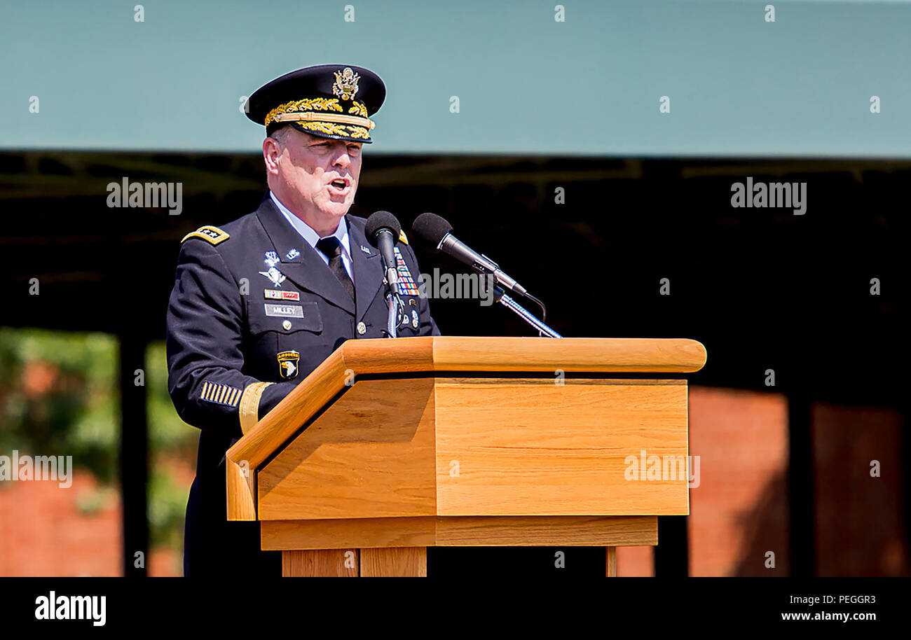 Il generale Mark A. Milley si rivolge ai partecipanti dopo il suo giuramento come 39th U.S. Army Chief of staff durante una cerimonia di ritiro e cambio di responsabilità a Summerall Field, Fort Myer, Joint base Myer-Henderson Hall. L'evento segnò il ritiro del generale Raymond T. Odierno e includeva la partecipazione della leadership dell'esercito, della Vecchia Guardia e delle accademie militari, riflettendo le tradizioni di leadership, cerimonia e continuità istituzionale all'interno dell'esercito statunitense. Foto Stock