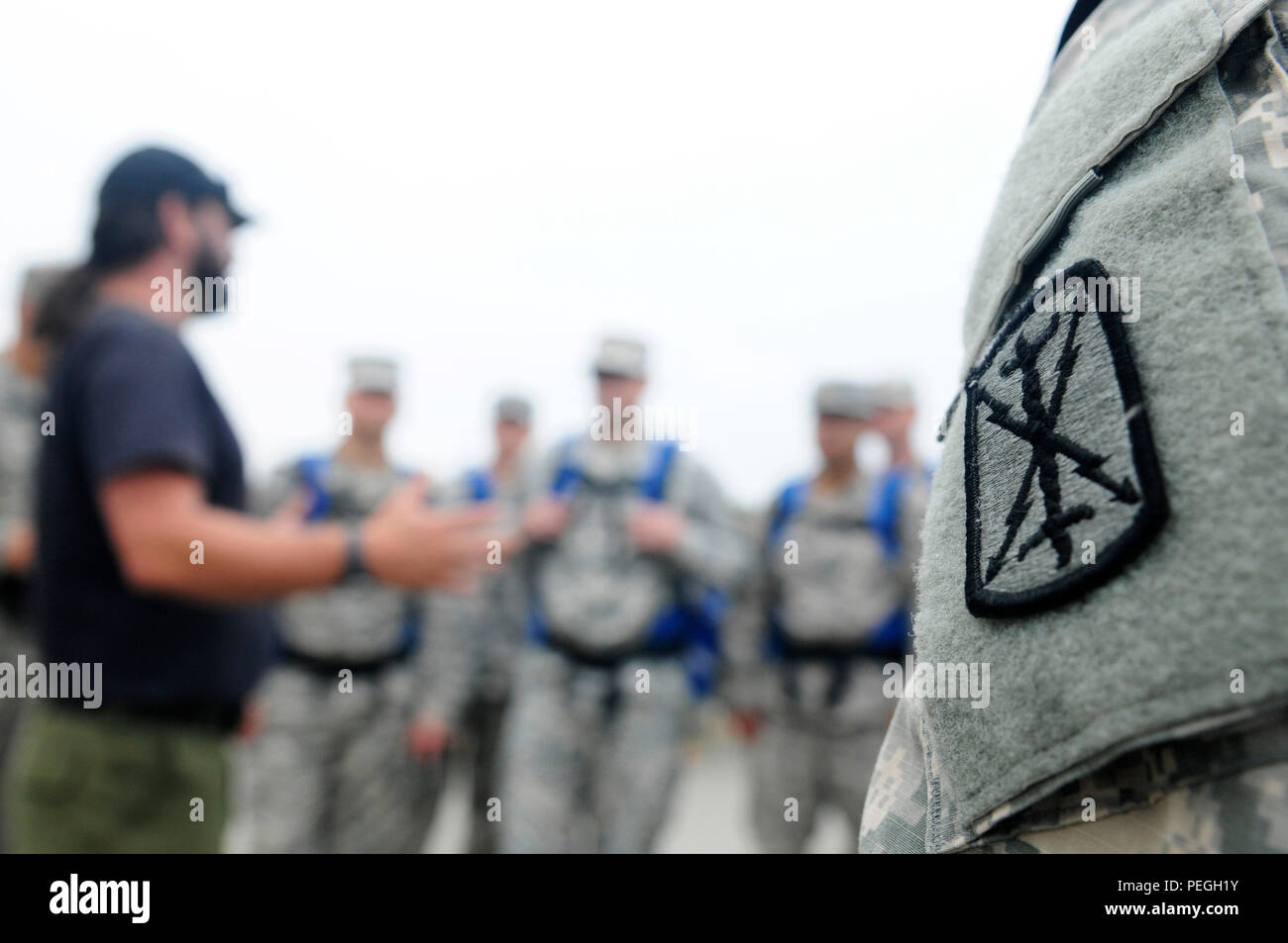 Un capo dell'equipaggio istruì i soldati del 5th Battalion, 3rd Field Artillery Regiment, 17th Field Artillery Brigade, sulle basi antincendio delle terre selvagge alla Joint base Lewis-McChord il 20 agosto 2015. Circa 250 soldati furono mobilitati per sostenere le agenzie federali e statali nella repressione degli incendi nel Nord-ovest Pacifico. Formazione incentrata sulla costruzione di un'interruzione di fuoco, sulla gestione sicura delle attrezzature, sul coordinamento del team e su esercizi pratici per migliorare la preparazione alla risposta agli incendi su larga scala nell'ambito del primo turno della Task Force. Foto Stock