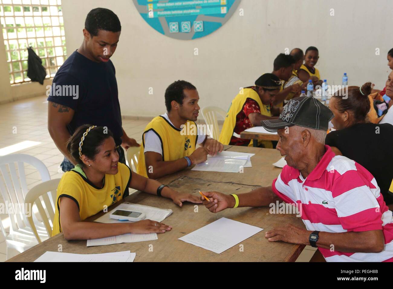 150819-A-BK746-137 Santo Domingo, Repubblica Dominicana (Agosto 19, 2015) Hospitalman 3rd Class Terrence Goss, nativo di Whiteville, N.C., assegnato a al Centro Medico Navale di Portsmouth, Va., funziona con volontari locali come loro dimissione dei pazienti in un sito medico stabilito al Parque del Este durante continuando promessa 2015. Continuando la promessa è un U.S. Comando sud-sponsorizzato e U.S. Forze Navali Comando meridionale/STATI UNITI 4a flotta-condotto di distribuzione condotta civile-militare comprendente le operazioni di aiuto umanitario assistenza civile, esperto in materia di scambi, medico, dentista, veterinario e engi Foto Stock