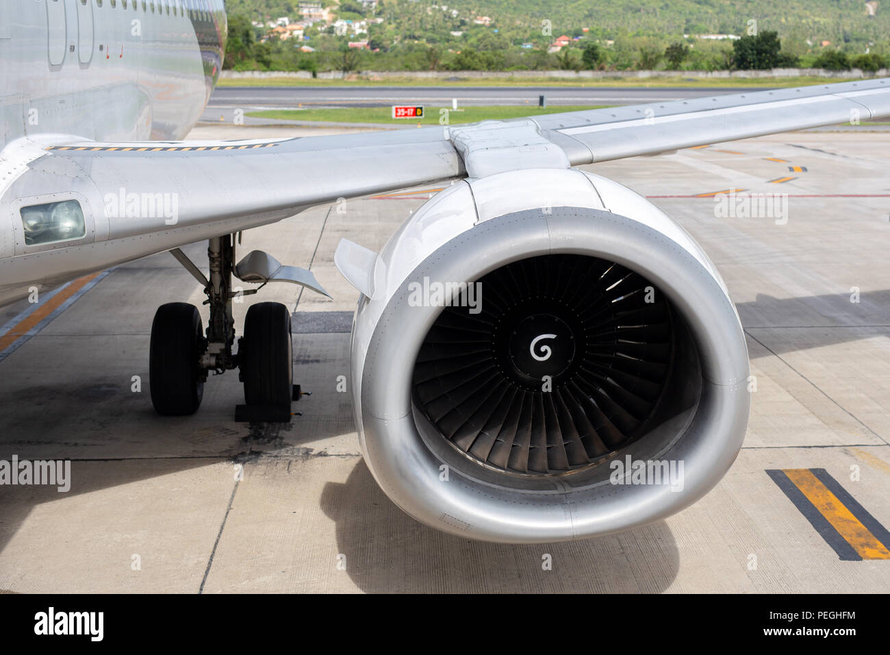 Turbina del motore 737-400 in aereo aeroporto tropicale sfondo. Foto Stock