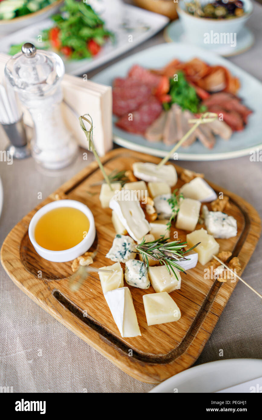 Il Piatto Di Formaggi Una Deliziosa Miscela Di Formaggio Con Le Noci Miele Sul Tavolo Di Legno Degustazione Piatto Su Una Lastra Di Legno Cibo Per Il Vino Foto Stock Alamy