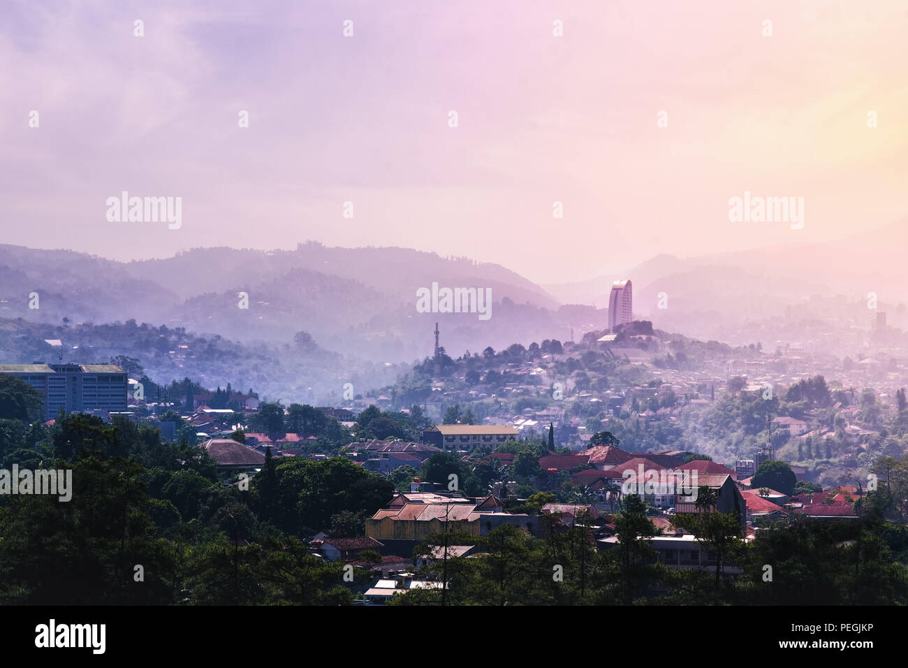 Punto di riferimento di Bandung da Dago collina/montagna all alba e nebbiosa mattina nebbia. Concetto di Utopia futuro eco-friendly City Foto Stock