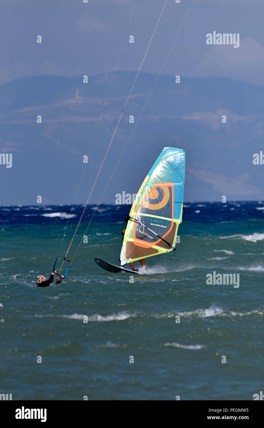 Windsurf in una giornata di vento Foto Stock