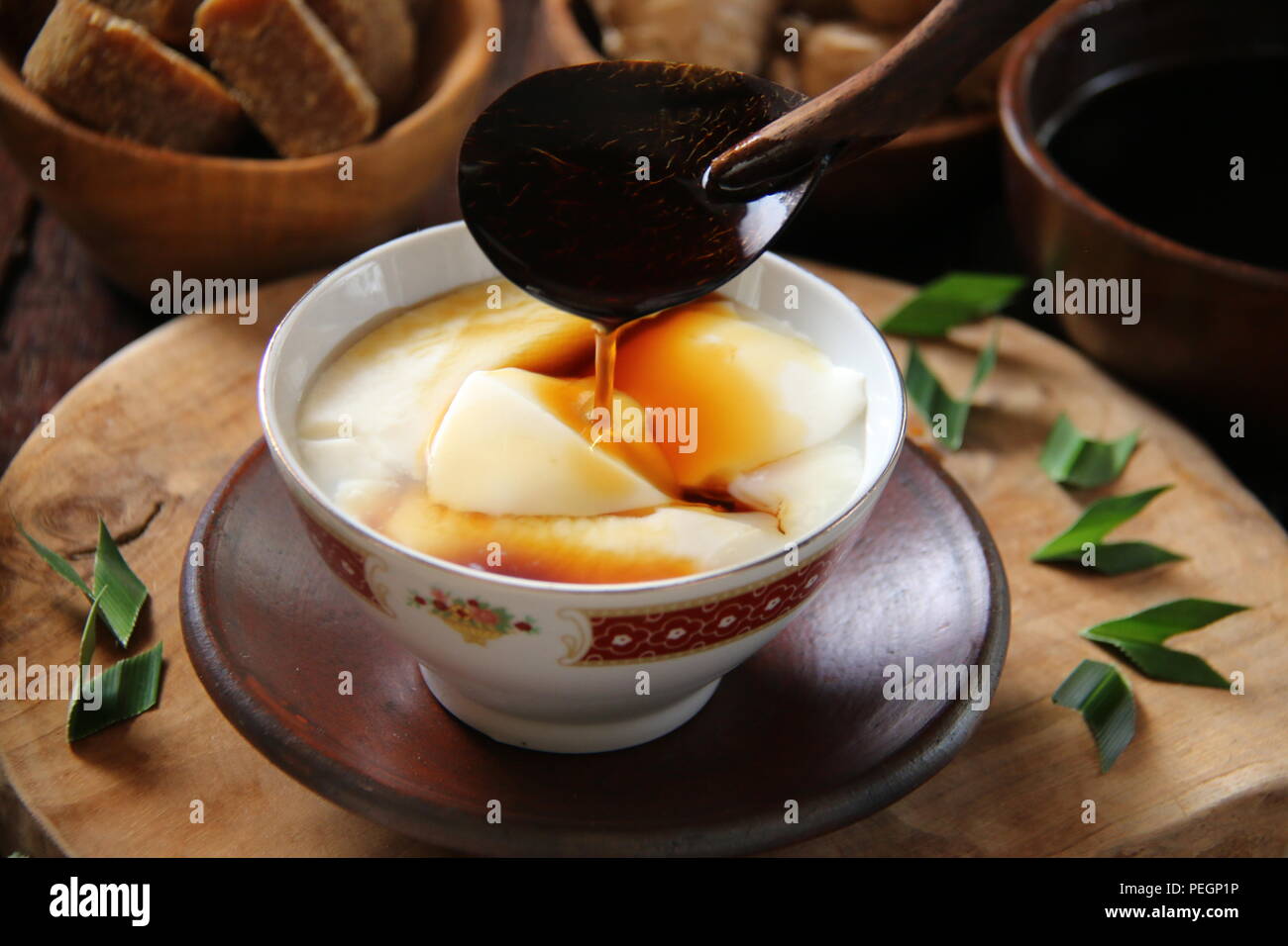 Wedang Tahu. Peranakan-Javanese dessert caldi del budino di tofu lo zenzero e palm sciroppo di zucchero. Foto Stock