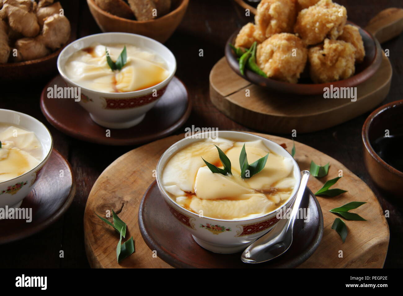 Wedang Tahu. Peranakan-Javanese dessert caldi del budino di tofu lo zenzero e palm sciroppo di zucchero. Foto Stock