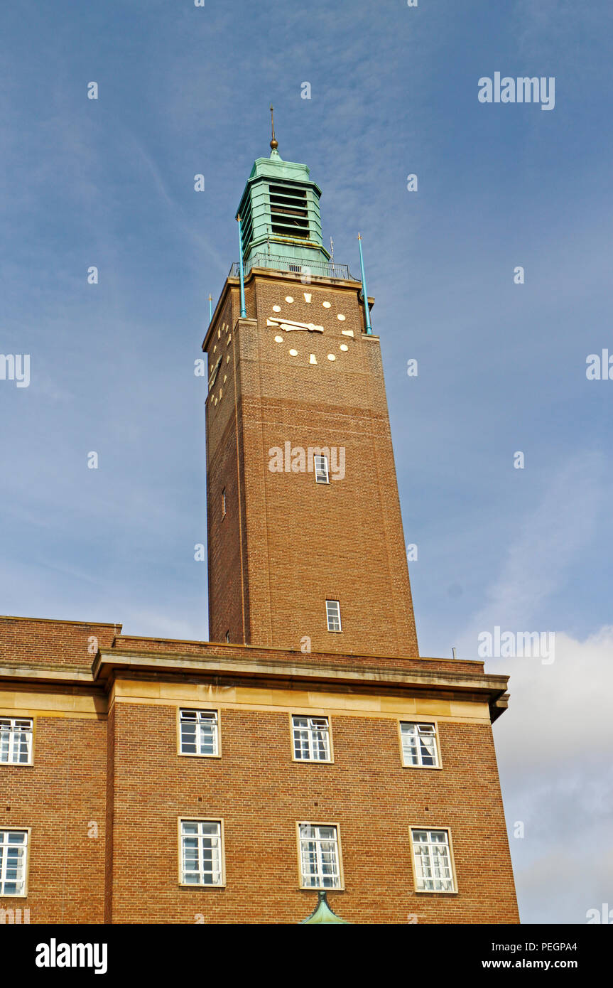 Una vista del clock tower presso il Municipio a Norwich, Norfolk, Inghilterra, Regno Unito, Europa. Foto Stock