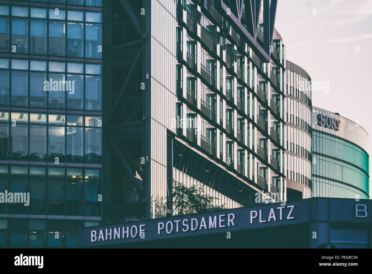 Berlino, Germania, 26 Luglio 2018: Close-Up di edifici per uffici e dalla Stazione Ferroviaria di Potsdamer Platz Foto Stock