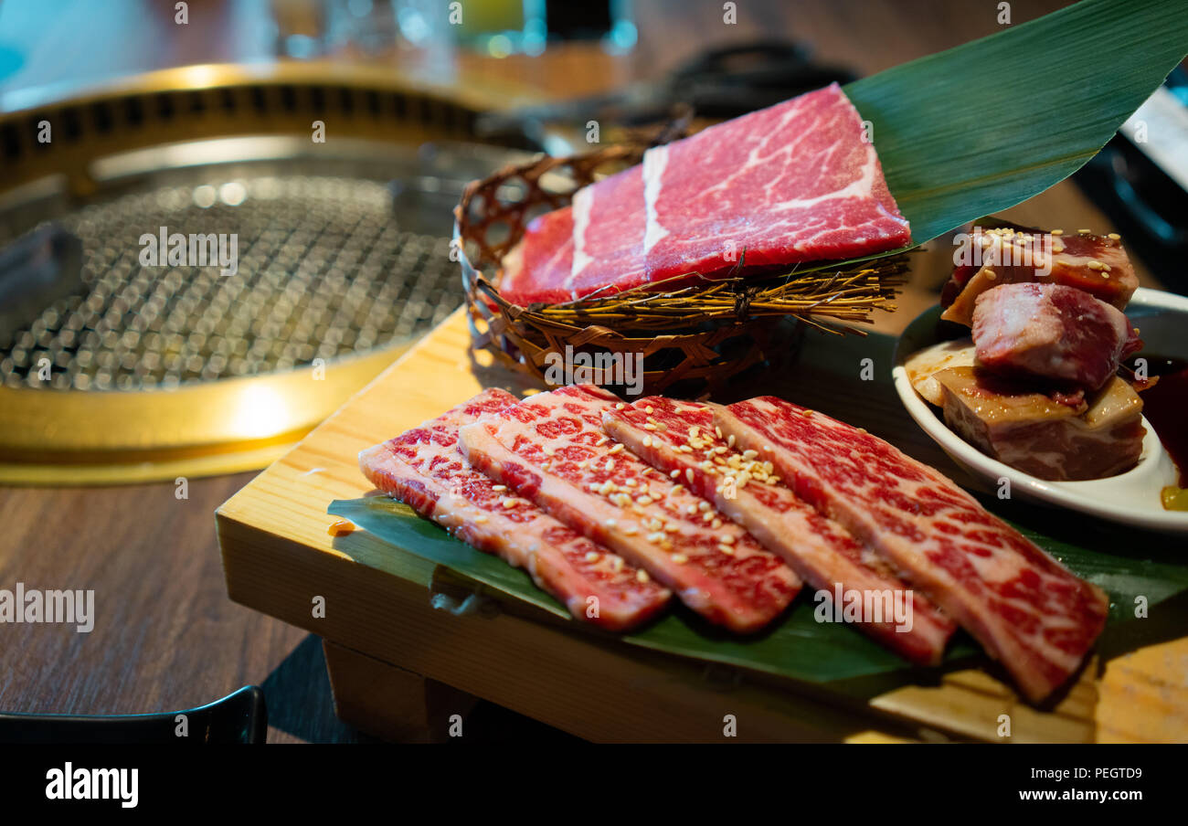 Giapponese Yakiniku barbecue con carne di manzo crudo piatto di carne sul lato Foto Stock