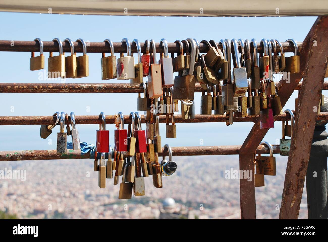 Lucchetti utilizzati come simboli di amore e di amicizia sul vertice di ringhiere a monte Tibidabo di Barcellona di cui sopra, la Catalogna, Spagna il 18 aprile 2018. Foto Stock