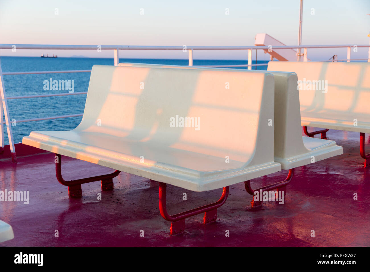 Canale di Piombino incrocio con ferry boat in estate Foto Stock