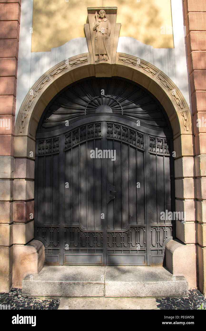 Antiche porte di metallo in arch. Il castello di Moszna Foto Stock