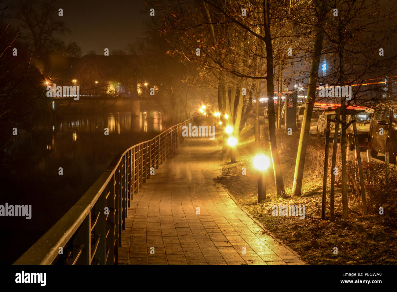 La città di notte Opole di Polonia street lungo il fiume Odra Foto Stock