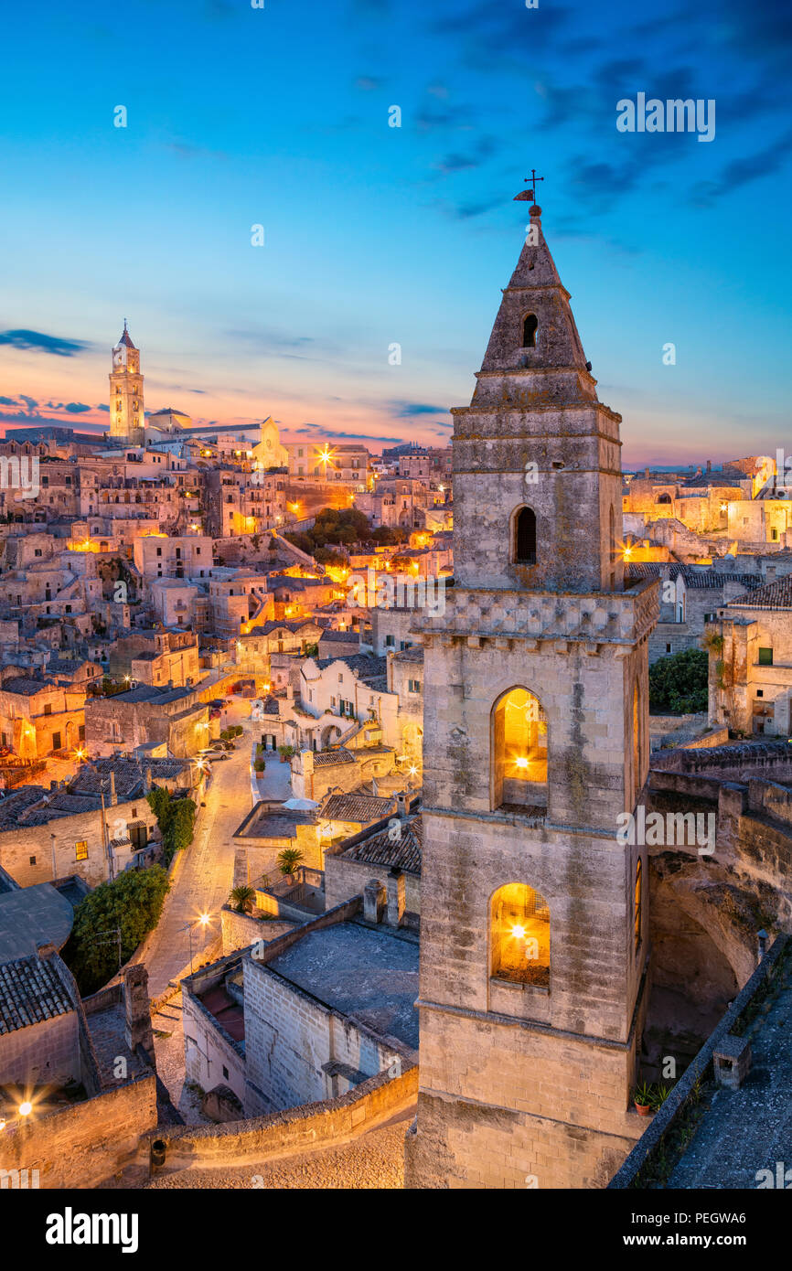 Matera, Italia. Cityscape immagine della città medievale di Matera, Italia durante la bellissima alba. Foto Stock