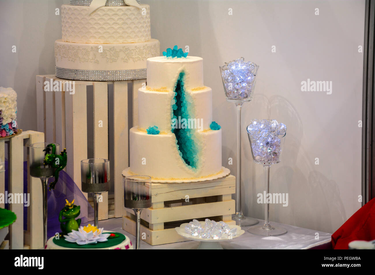 Una grande torta in forma di cristallo a vena aperta Foto Stock