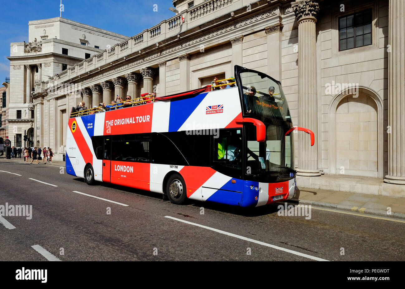 Britannica union jack flag dipinta su Londra double decker open top bus tour Foto Stock