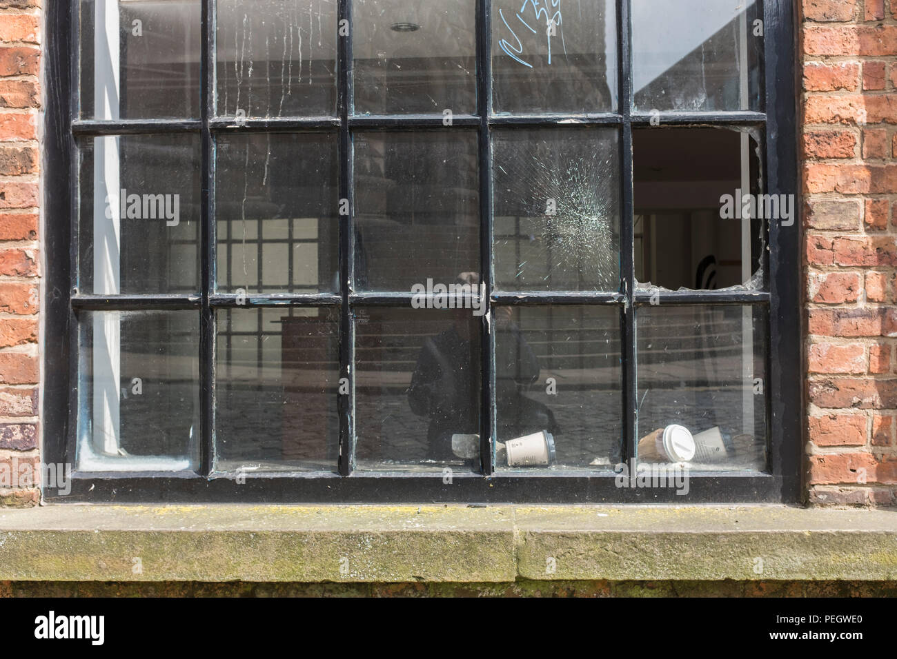 Vetro rotto di un negozio di vuoto nella città di Leeds Centre è un segno dei tempi economici il siamo a. Foto Stock