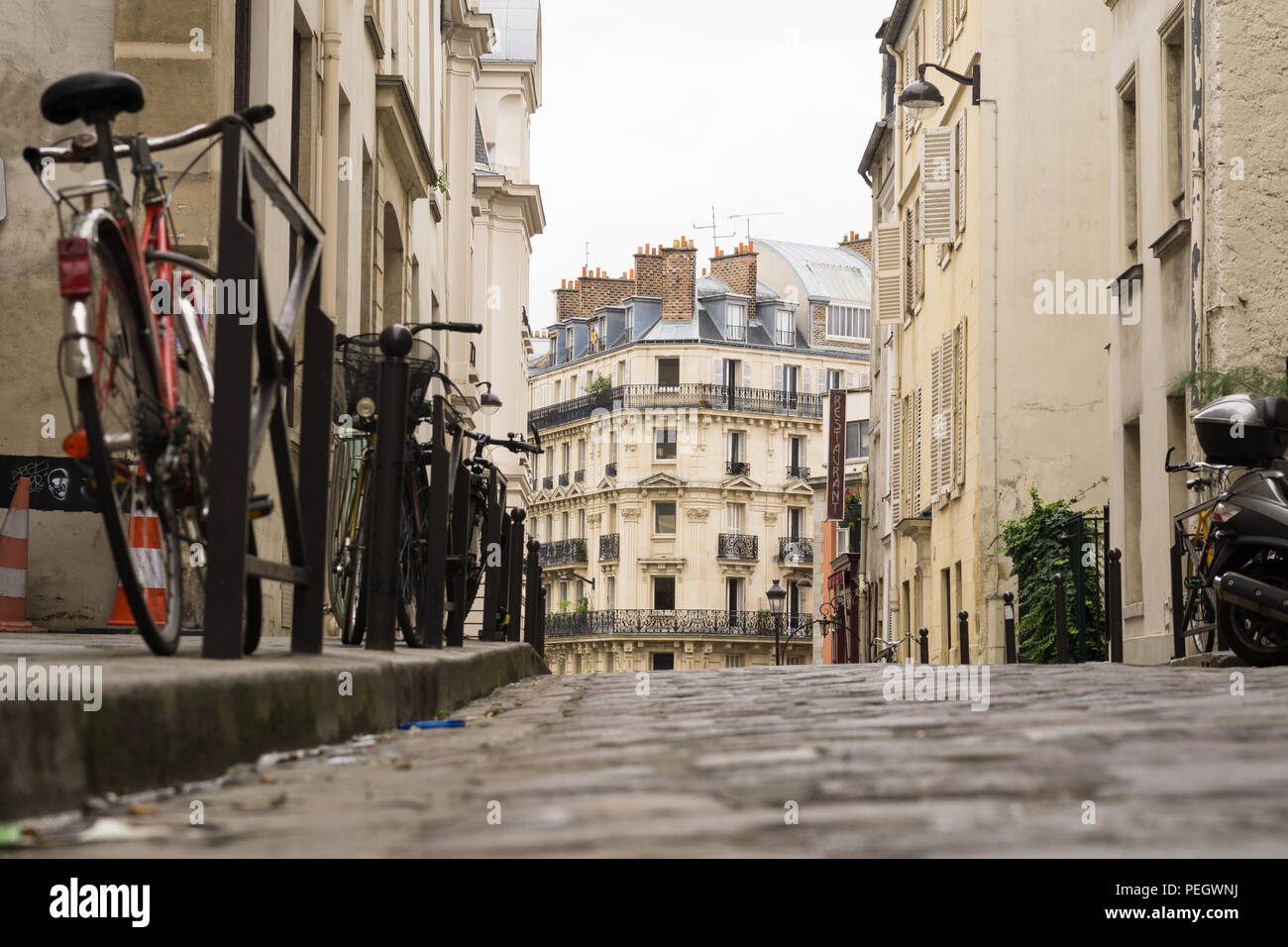 Paris street - basso angolo di visione di una strada nel quartiere latino. Foto Stock