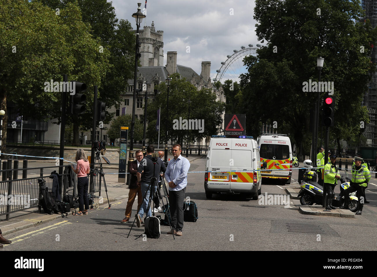 La polizia ha eretto cordoni in tutta Westminster a seguito di una vettura di colpire i ciclisti e montaggio del marciapiede e poi andare a schiantarsi barriere di sicurezza fuori Foto Stock