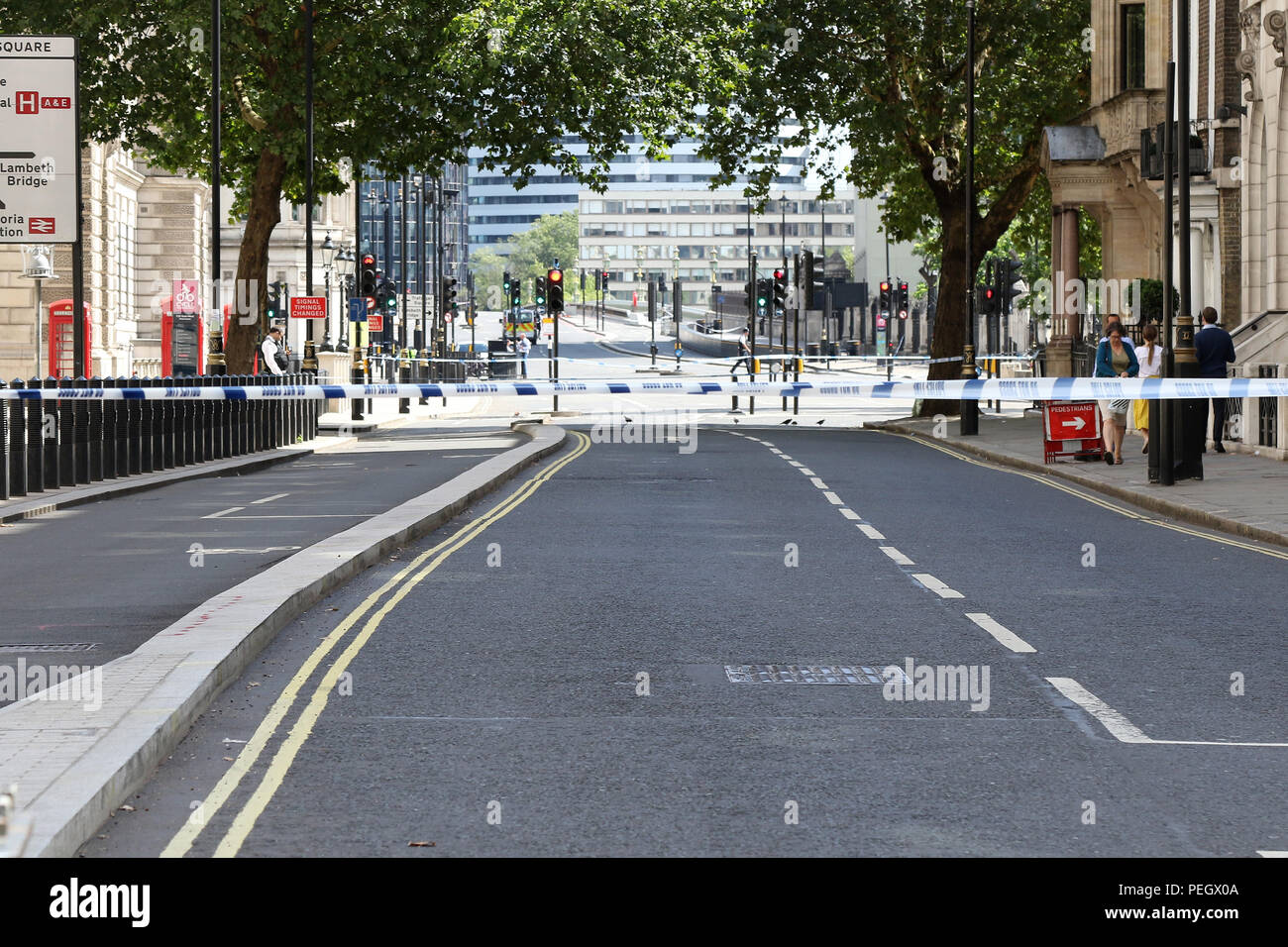 La polizia ha eretto cordoni in tutta Westminster a seguito di una vettura di colpire i ciclisti e montaggio del marciapiede e poi andare a schiantarsi barriere di sicurezza fuori Foto Stock
